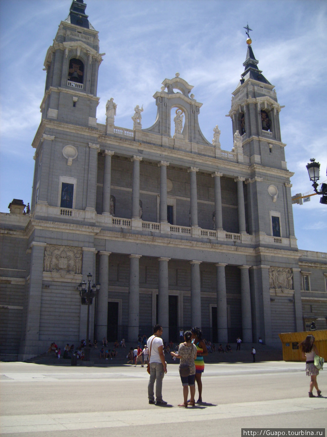 Собор Девы Марии де ла Альмудена,достроен в 1992,  в нем венчались наследный принц Фелиппе и принцесса Летисия Мадрид, Испания