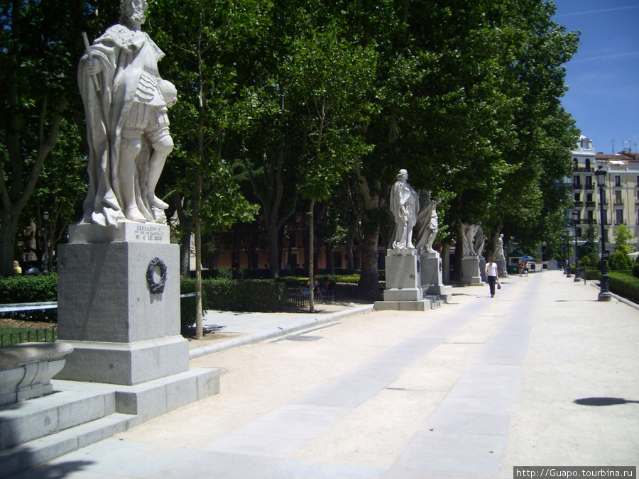 Аллея в парке у площади де Ориенте Мадрид, Испания