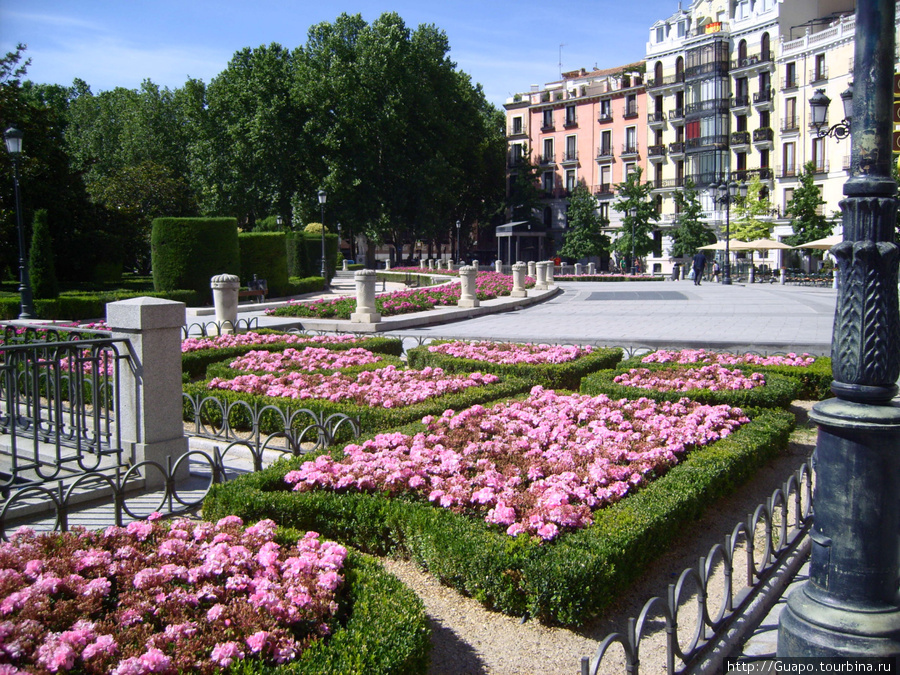 Цветочные газоны у Оперного Театра Мадрид, Испания
