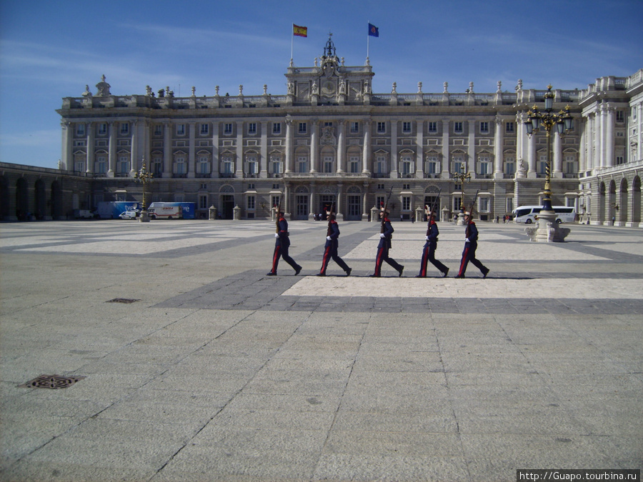 Смена караула у Королевского дворца Мадрид, Испания