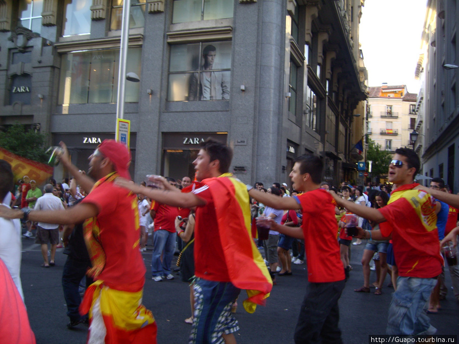 Так ликовали жители Мадрида 12июля 2012 года,когда испанская сборная выиграла Чемпионат мира по футболу Мадрид, Испания