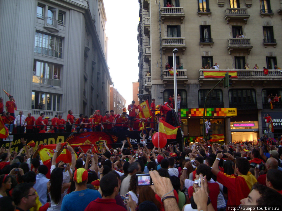 А так она приветствуют на Гран Виа сборную страны по футболу Мадрид, Испания