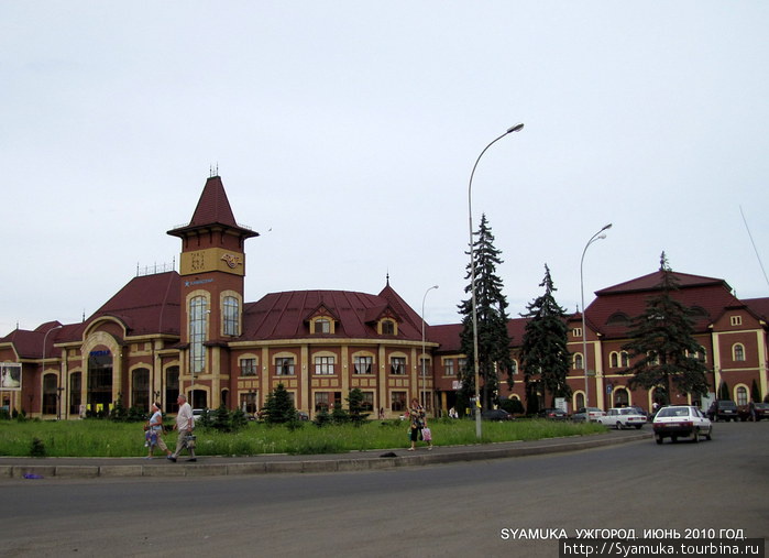 Вид на железнодорожный вокзал с привокзальной площади. Ужгород, Украина
