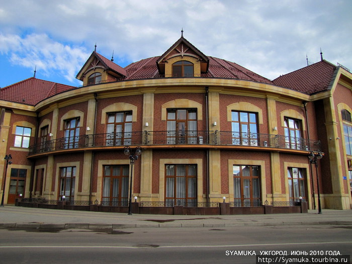 В этой части вокзала находится гостиница. Ужгород, Украина