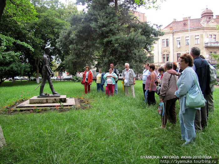 Группа венгерских туристов у памятника Ш. Петефи. Ужгород, Украина