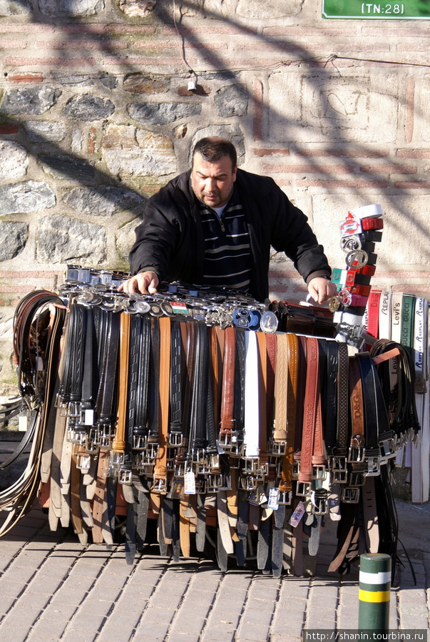 Торговец ремнями на улице Бурса, Турция