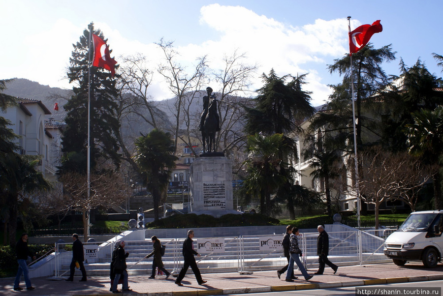 Памятник Ататюрку на улице Ататюрка в Бурсе