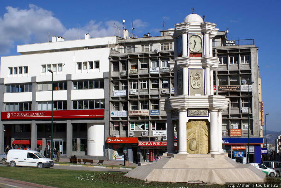Башня с часами на улице Ататюрка Бурса, Турция