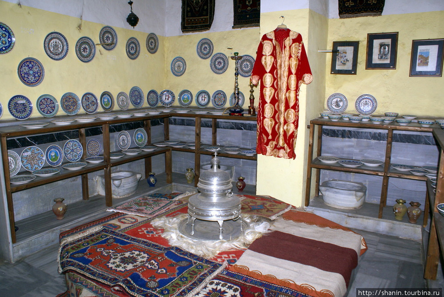 Магазин для туристов в здании старой турецкой бани Бурса, Турция