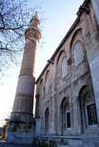 Минарет и стена Великой мечети