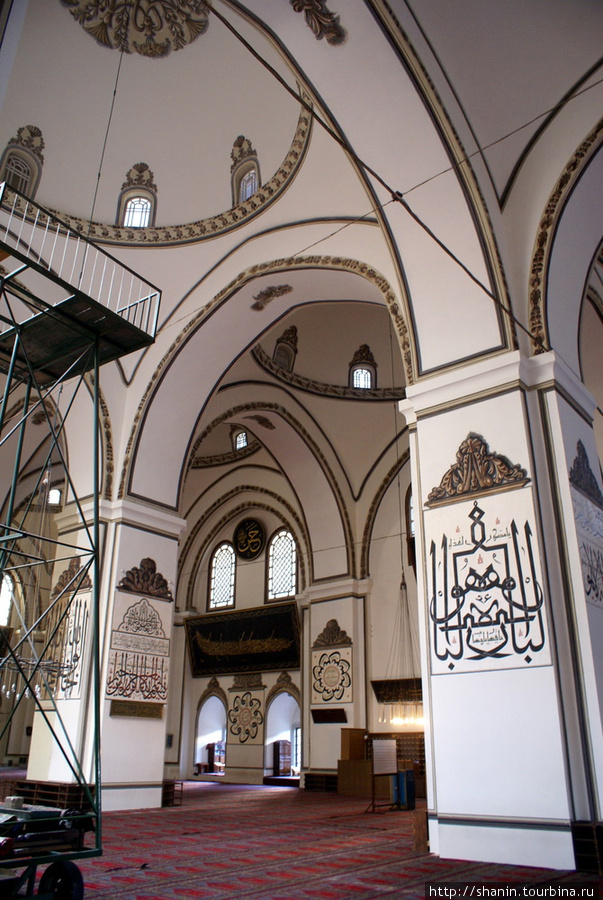 Белые стены и потолок Великой мечети Бурса, Турция
