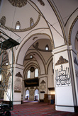 Белые стены и потолок Великой мечети