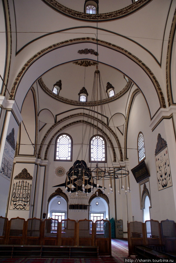 В Великой мечети Бурса, Турция