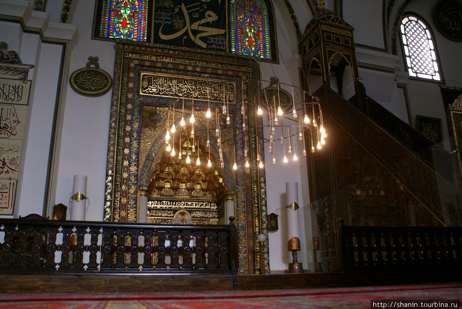 Михраб и люстра в Великой мечети в Бурсе Бурса, Турция