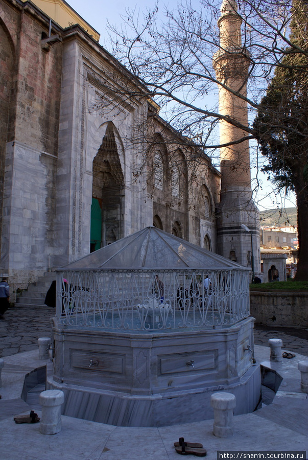 Фонтан у здания Великой мечети в Бурсе Бурса, Турция