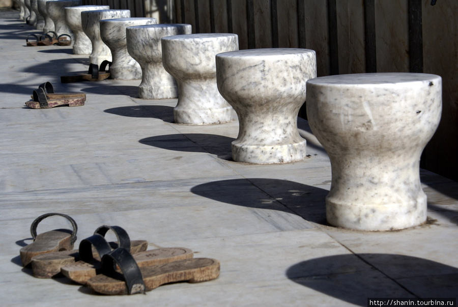 Стульчики и тапки у фонтана для омовений Бурса, Турция