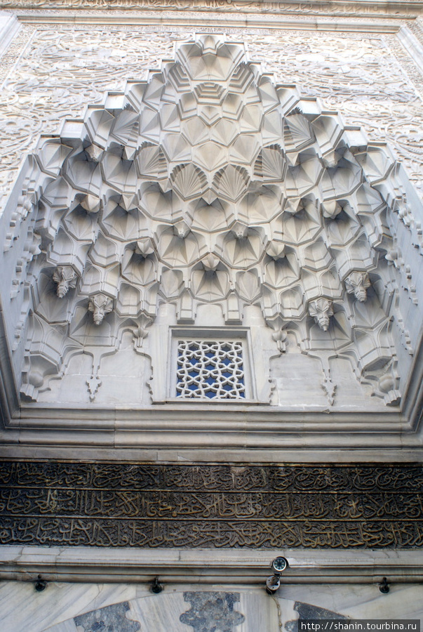 Над входом в Зеленую мечеть