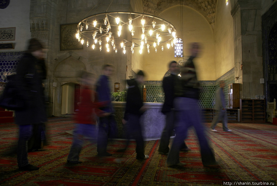 Туристы в Зеленой мечети Бурса, Турция