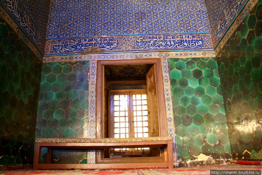 Зеленые стены в Зеленой мечети Бурса, Турция
