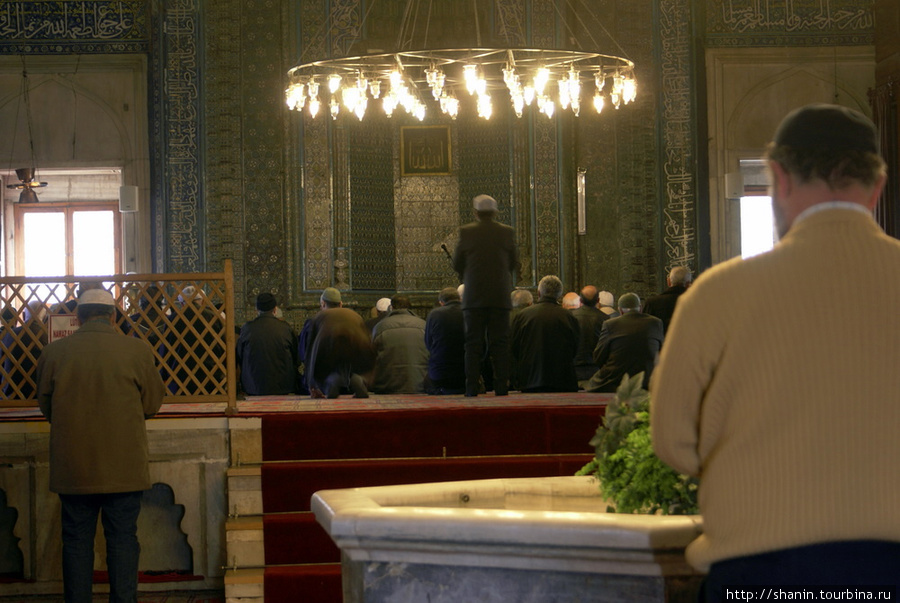 Молитва в Зеленой мечети Бурса, Турция