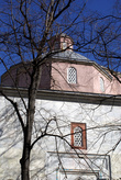 Розовый купол на зеленой мечети