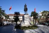 Памятник Ататюрку у Городского музея