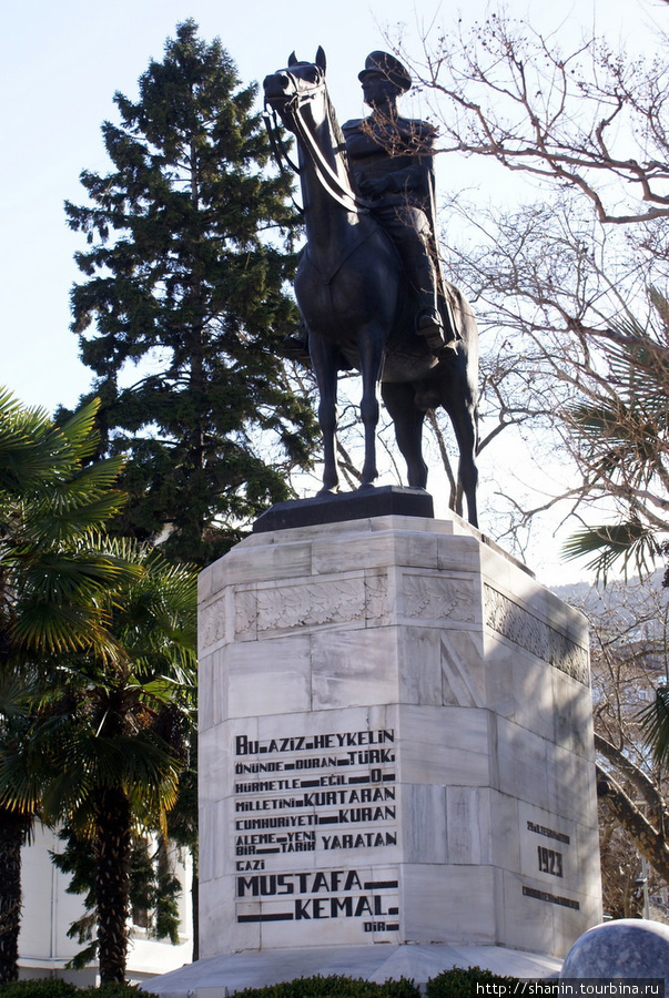 Памятник Ататюрку у Городского музея Бурса, Турция