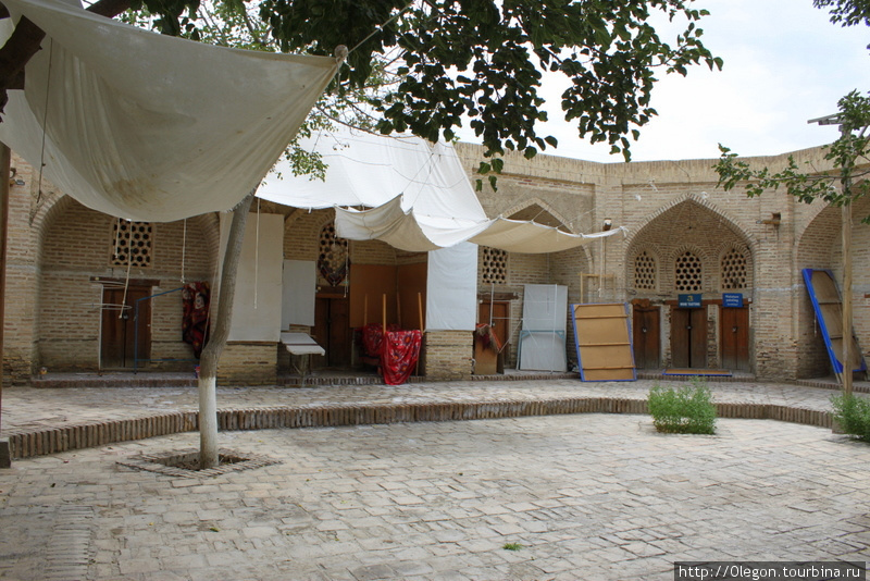 Внутренний двор в караван-сарае всегда просторный, можно устроить мелкую торговлю Бухара, Узбекистан