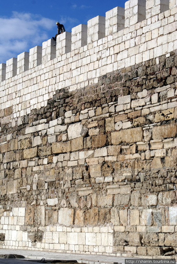 Каменщик на крепостной стене Бурса, Турция