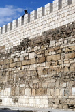 Каменщик на крепостной стене