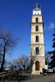 Башня с часами в парке в районе Хисар