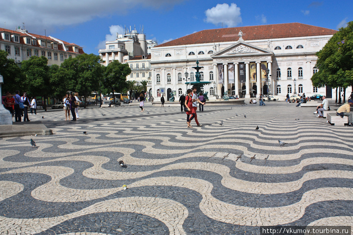 Площадь Коммерции — центральная площадь Лиссабона, на которой до 1755 г. располагался королевский дворец, в центре площади  памятник королю Жозе I. Лиссабон, Португалия