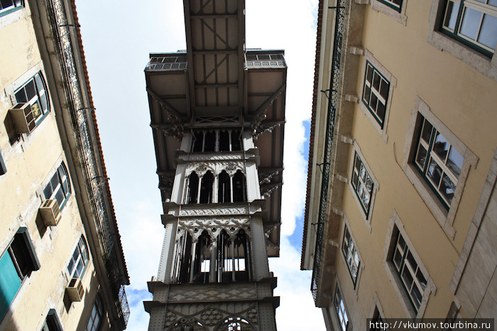 Самый старый лифт Лиссабона, Elevador de Santa Justa. Сверху открывается незабываемый вид на город. Лиссабон, Португалия