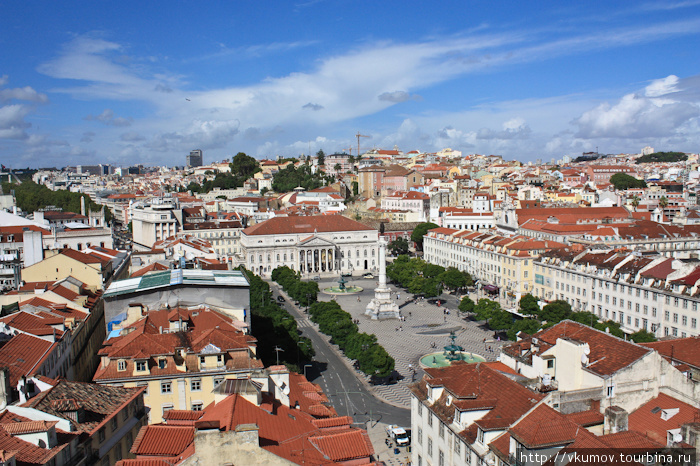 Вид с Elevador de Santa Justa на центральную площадь города. Лиссабон, Португалия