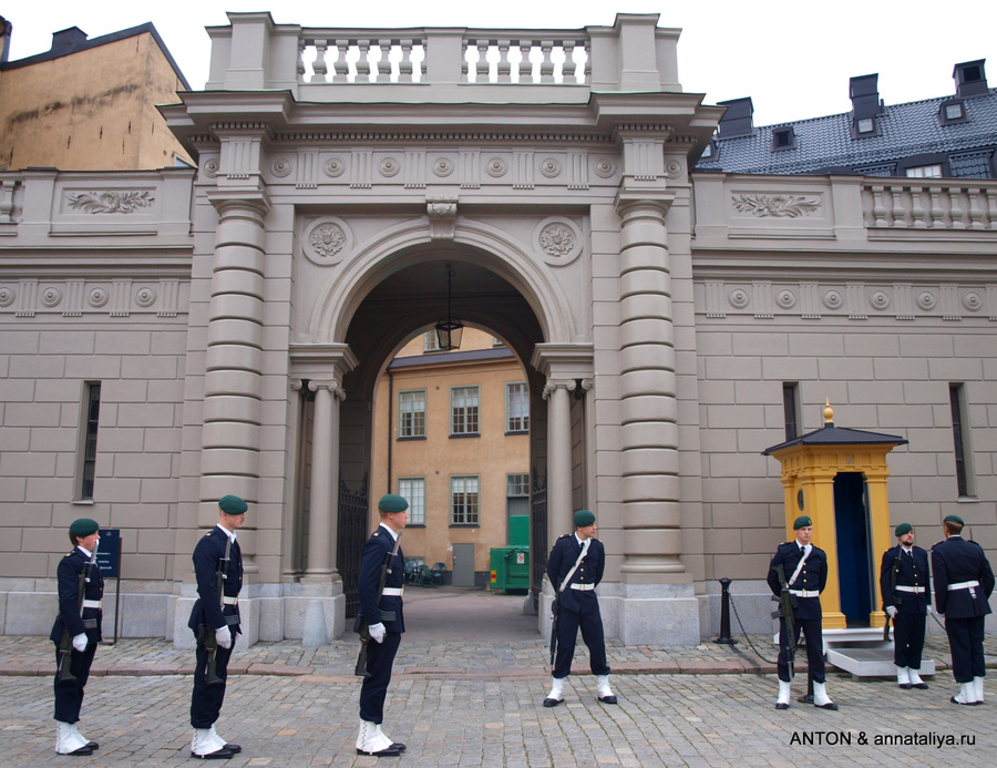 Смена почетного караула у королевского дворца Стокгольм, Швеция