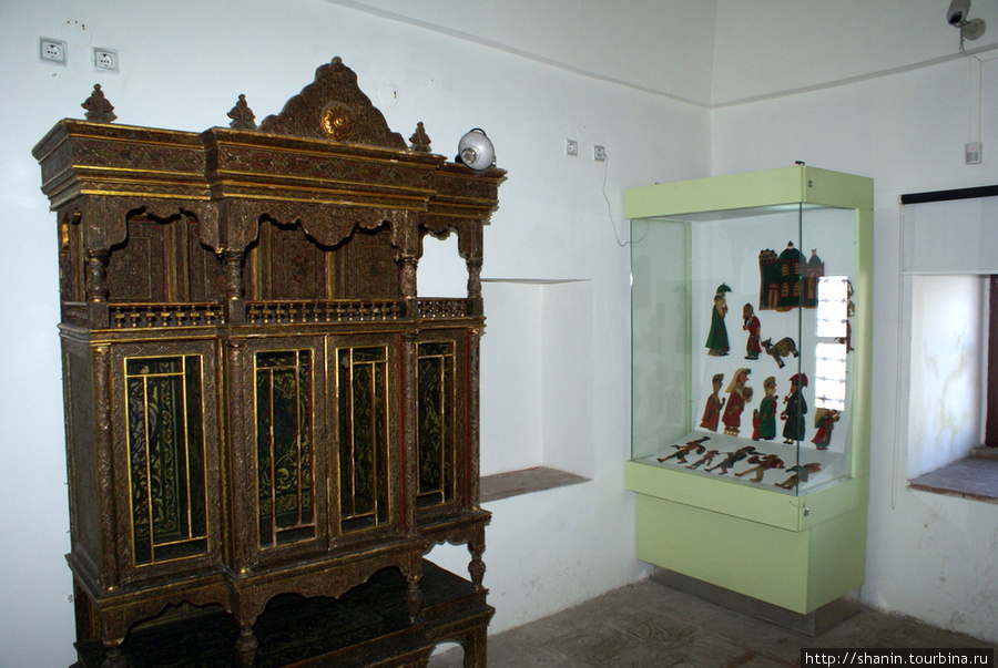 Шкаф и экспонаты под стеклом Бурса, Турция
