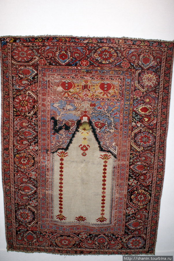 Очень старый ковер в музее Бурса, Турция