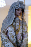 Девушка в народной одежде в музее
