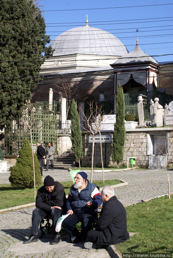 У мечети Эмирсултан Бурса, Турция