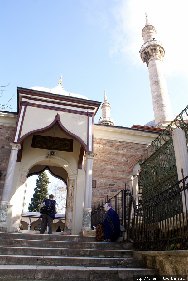 Вход во двор мечети Эмирсултан Бурса, Турция