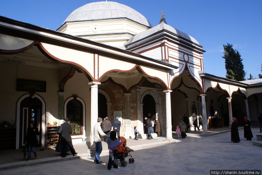 Во дворе мечети Эмирсултан Бурса, Турция