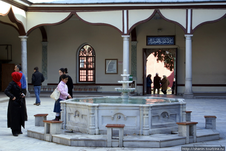 Фонтан для религиозных осовений во дворе мечети Эмирсултан Бурса, Турция