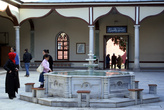 Фонтан для религиозных осовений во дворе мечети Эмирсултан