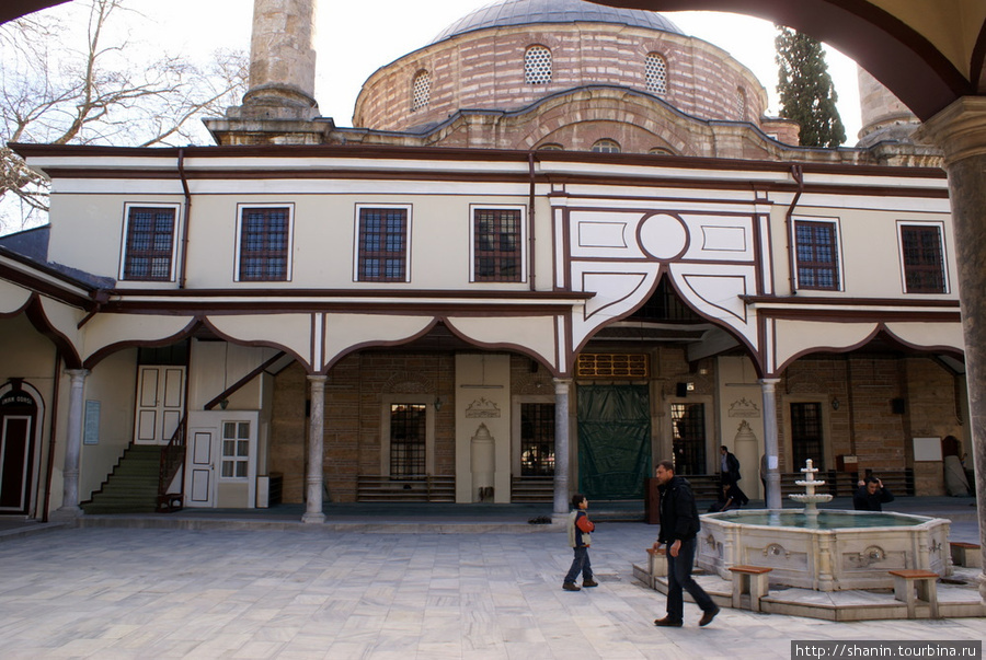 Во дворе мечети Эмирсултан Бурса, Турция