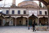 Во дворе мечети Эмирсултан