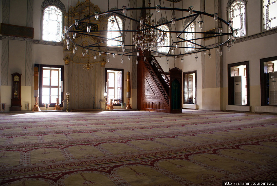 В мечети Эмирсултан Бурса, Турция