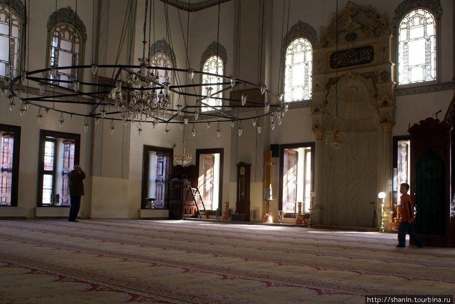В мечети Эмирсултан Бурса, Турция