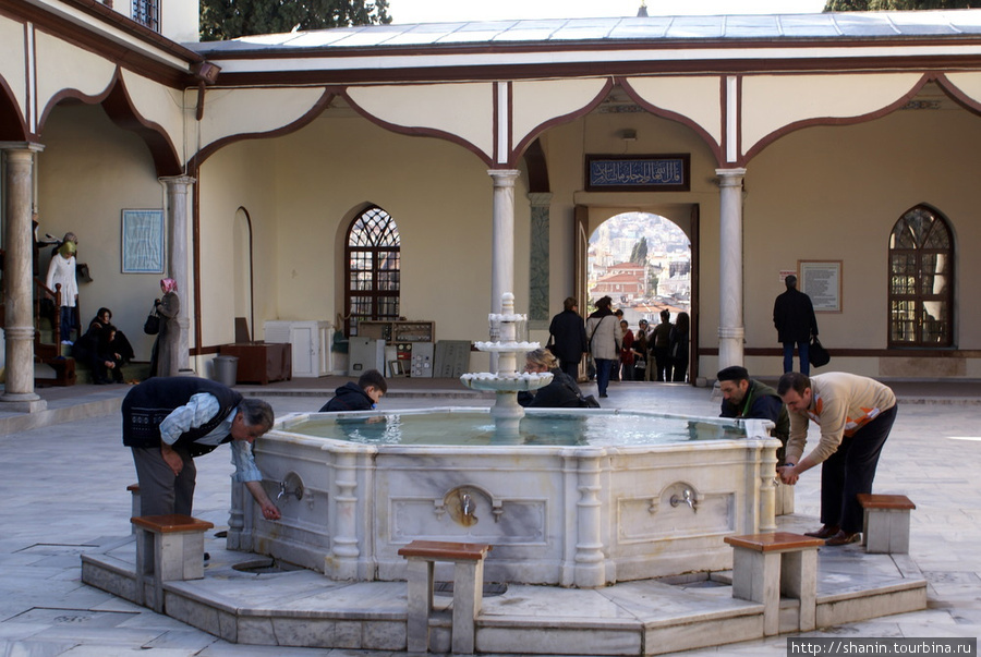 Фонтан во дворе мечети Эмирсултан Бурса, Турция