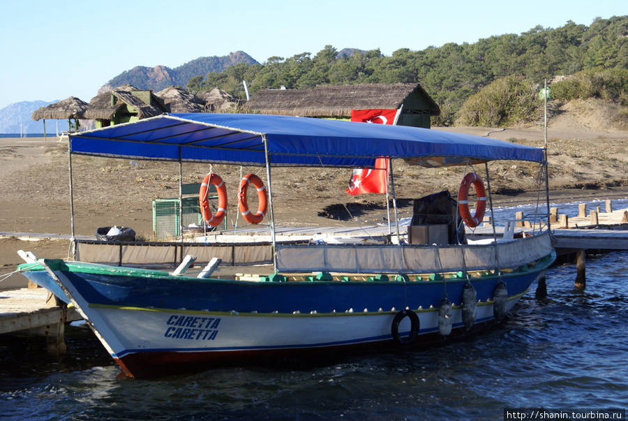 Лодка у пристани на пляже Изтузу Дальян, Турция