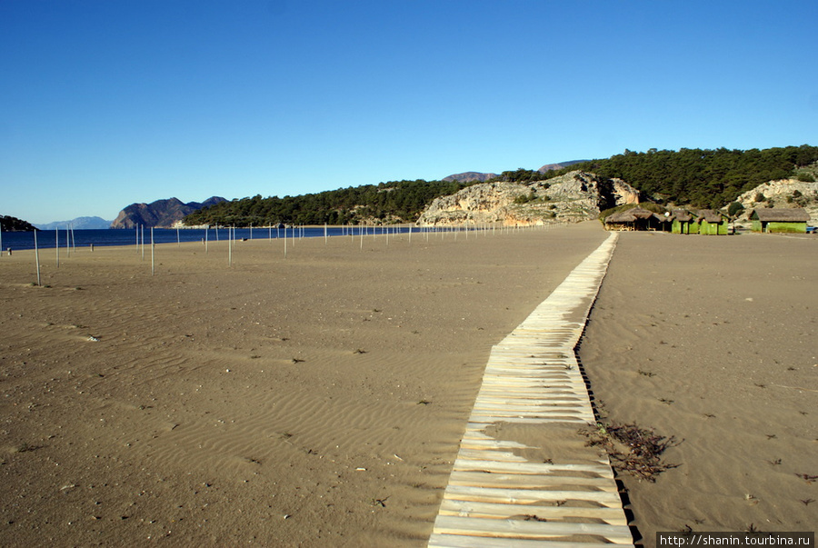 Дорожка на пляже Изтуту — чтобы ненароком не подавить черепашьи кладки Дальян, Турция
